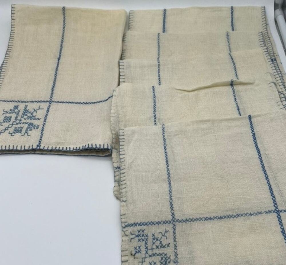 Vtg Set Ivory Blue Hand Embroidered Farmhouse Kitchen Placemat 5 Napkins Linens